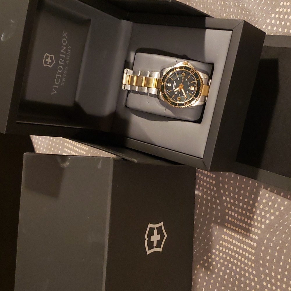 Women's Victorinox Swiss army watch.... Excellent condition